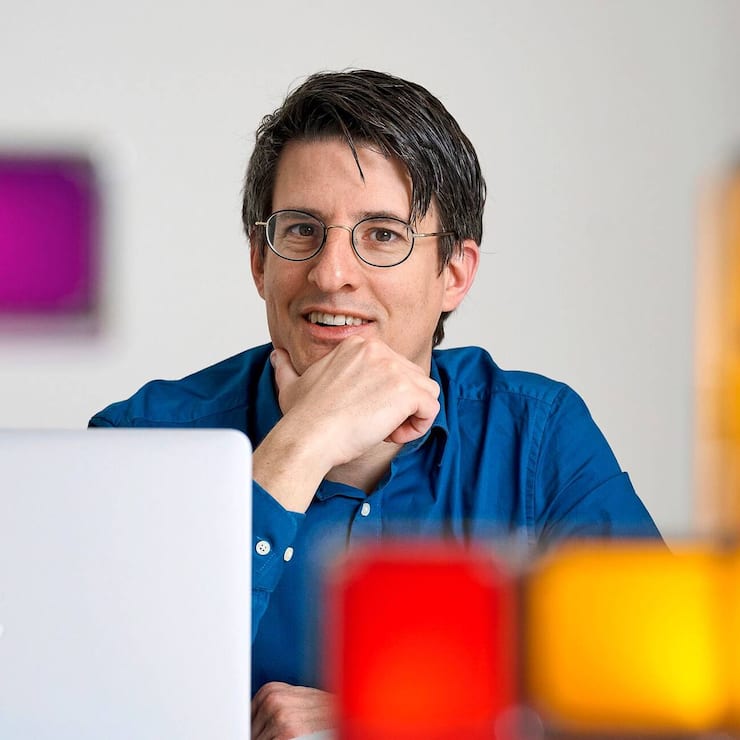 Johan Rochel a étudié  la philosophie et le droit.  Aujourd'hui, il fait un pont entre ces deux disciplines  en traitant de sujets tels  que la migration, la politique internationale ou l'innovation.