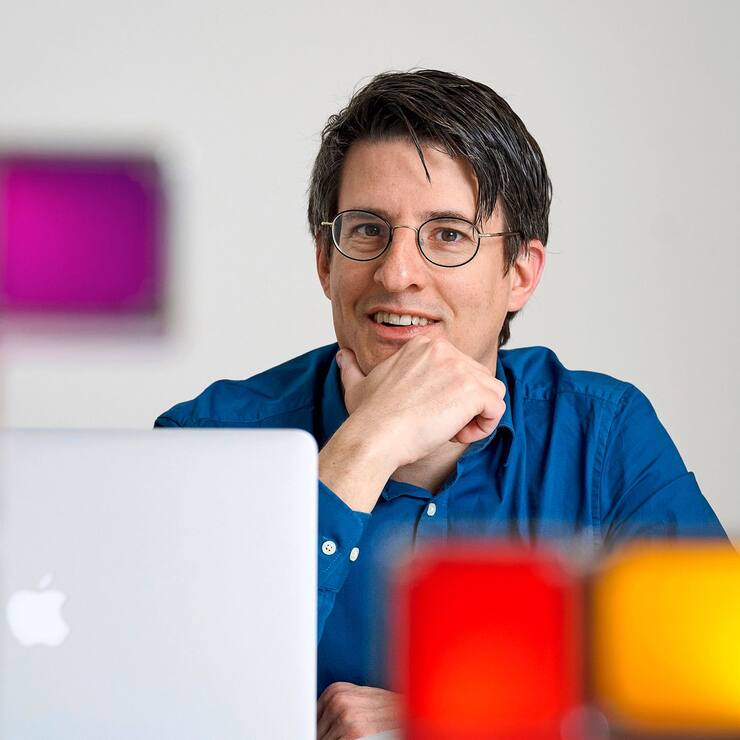 Johan Rochel a étudié  la philosophie et le droit.  Aujourd'hui, il fait un pont entre ces deux disciplines  en traitant de sujets tels  que la migration, la politique internationale ou l'innovation. 