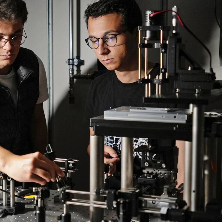 Marwan El Chazli (à droite), cofondateur de Myriad Optics. Avec son équipe, il finalise actuellement l’étude de faisabilité de sa solution.