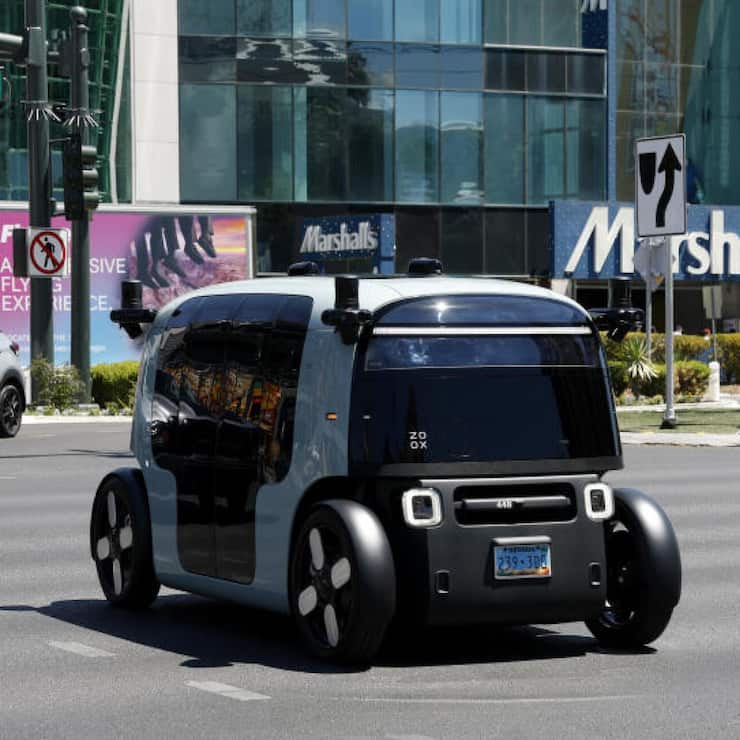 Un robotaxi autonome d’Amazon Zoox circule sur le Strip de Las Vegas.