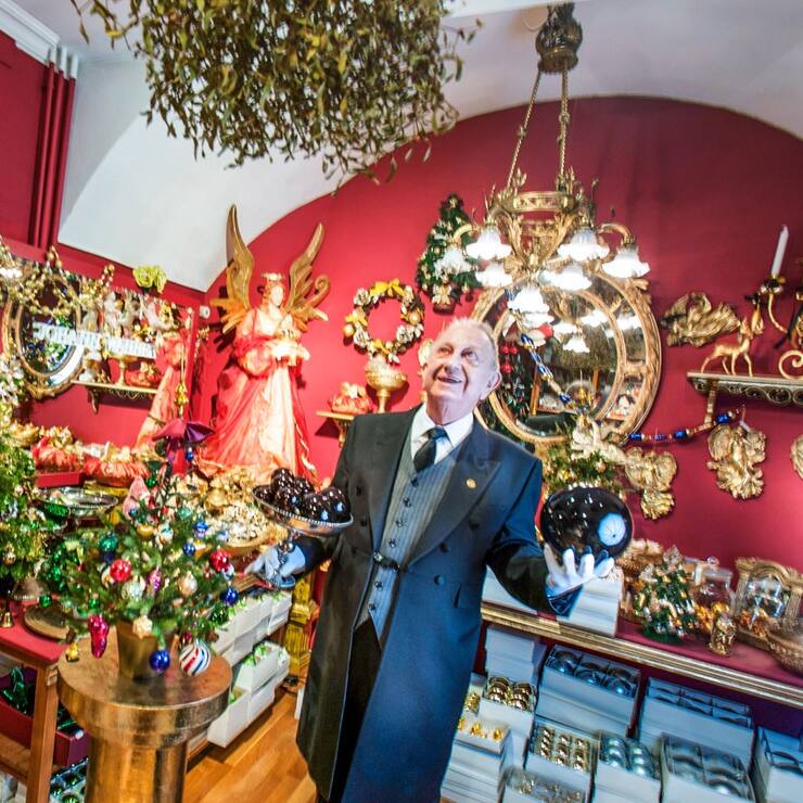 Antiquaire de formation, Johann Wanner s’est spécialisé dans les décorations de Noël artisanales à 23 ans.