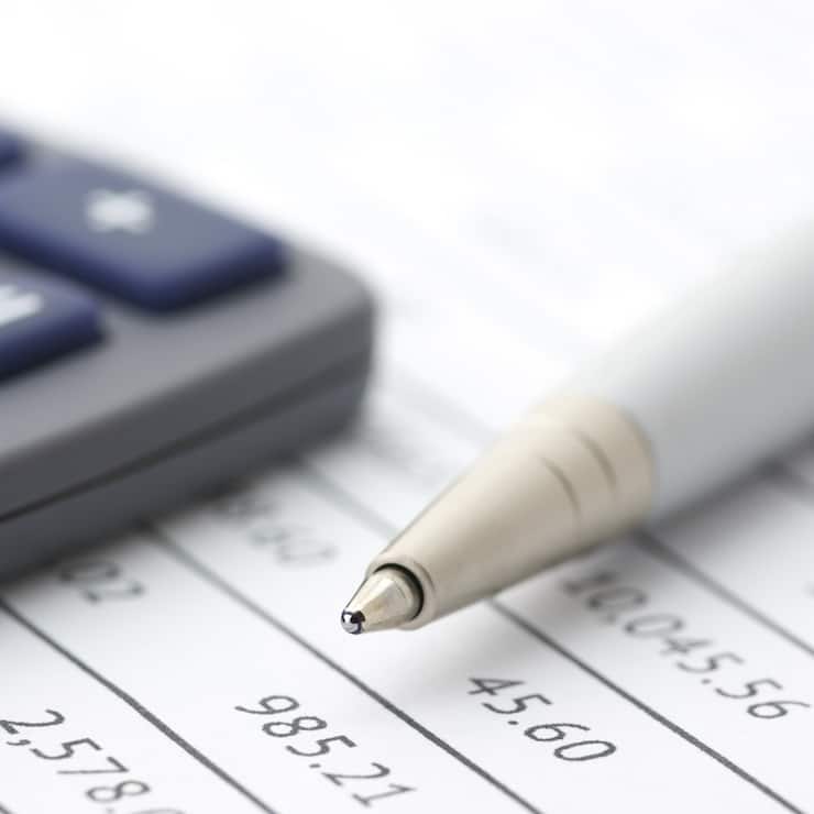 Close-up of silver pen and calculator on paper table numbers.; Shutterstock ID 53722618; purchase_order: CP; job: Articles service juridique; client: Articles service juridique; other: Articles service juridique