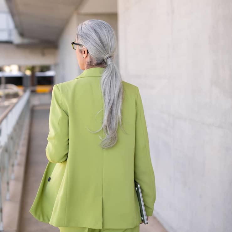 LPP femme de dos qui marche business