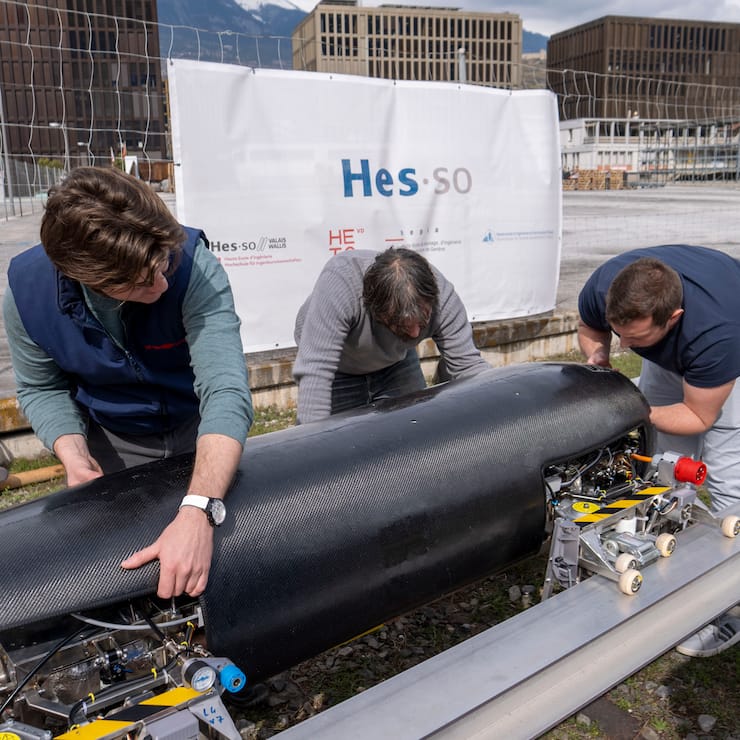 Deux démonstrateurs ont été testés à Sion: Ohwaboo (photo), un véhicule à sustentation magnétique passive atteignant 130 km/h en une seconde, et MoLinHo, propulsé par un moteur linéaire homopolaire – une première en Suisse.