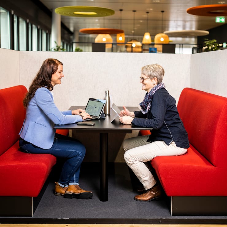 19.01.2022; Luzern; Friendly Work Space - CSS Versicherung; Priska Duss StuderVerantwortlichen BGM/Fachspezialistin HR (R) und Anne Bode, Leiterin Kompetenzcenter Gesundheit und PrÃ¤vention der CSS (L). Â© Valeriano Di Domenico