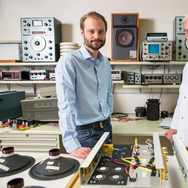 Jean Maurer, 77 ans, se prépare à passer la main à son fils Marc. Tous deux sont ingénieurs de formation. Une transition tout en douceur, qui a débuté il y a plus de dix ans.