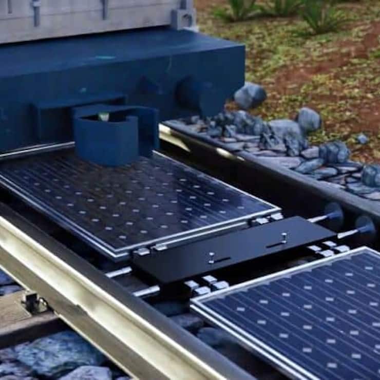 L’exploitation des 7 millions de mètres carrés de surfaces disponibles entre les rails en Suisse permettrait de produire autant d’électricité que 350 000 toits de maisons dotés de panneaux solaires.