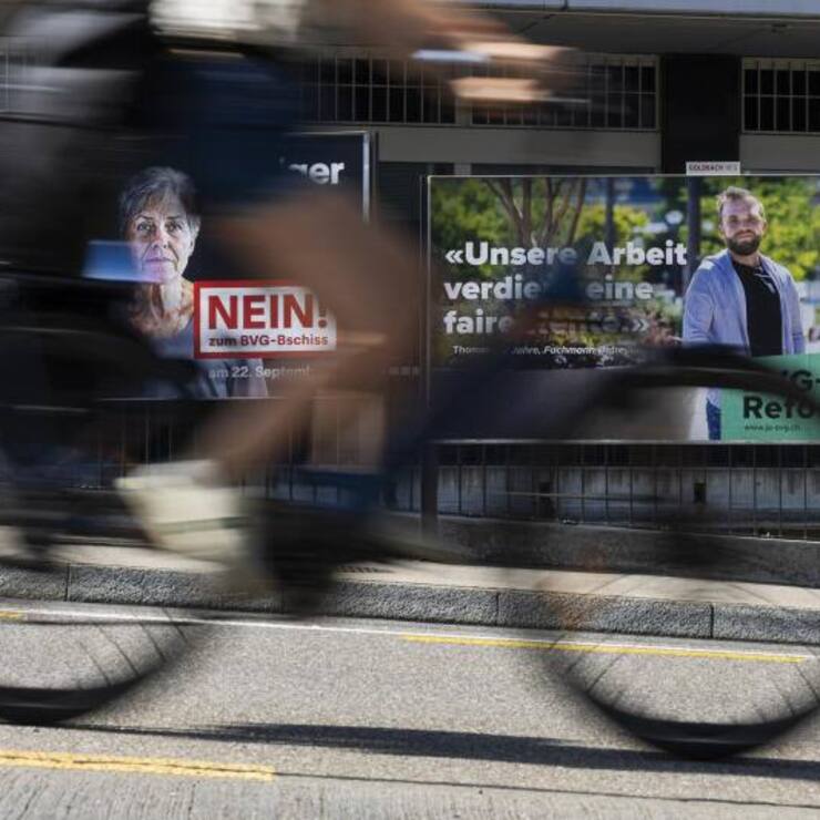 Affiches de campagne dans la rue en vue de la votation le 22 septembre sur la réforme de la LPP.