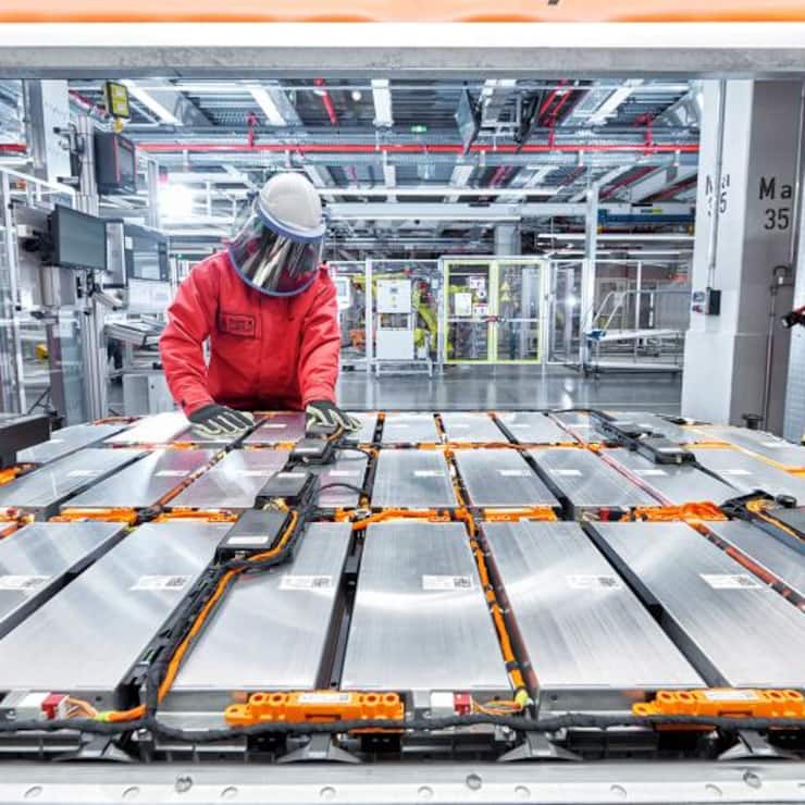 La demande en batterie explose: de 50 millions d’unités en 2025, le nombre de véhicules électriques en circulation dans le monde passera à 135 millions en 2030. 