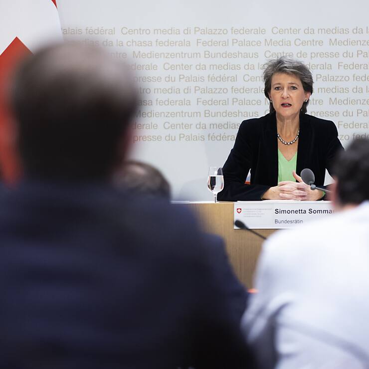Quelque 70 journaux ont disparu en quelques années en Suisse, a relevé jeudi la conseillère fédérale Simonetta Sommaruga en défendant le paquet d'aides en faveur des médias soumis à votation le 13 février prochain.