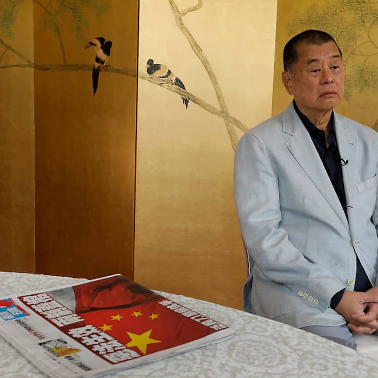 Jimmy Lai et plusieurs autres dirigeants d'Apple Daily, un tabloïd farouchement pro-démocratie et très critique à l'égard de Pékin, avaient été arrêtés au printemps dernier pour "collusion avec des forces étrangères mettant en danger la sécurité nationale".