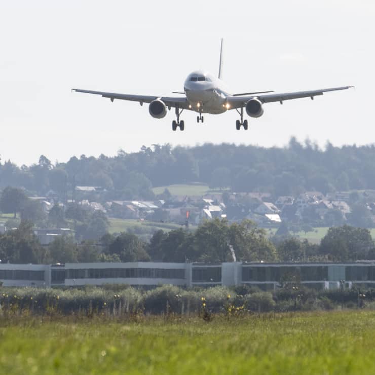 La population se sent de plus en plus gênée par le bruit des trains et des avions, relève la commission (archives).