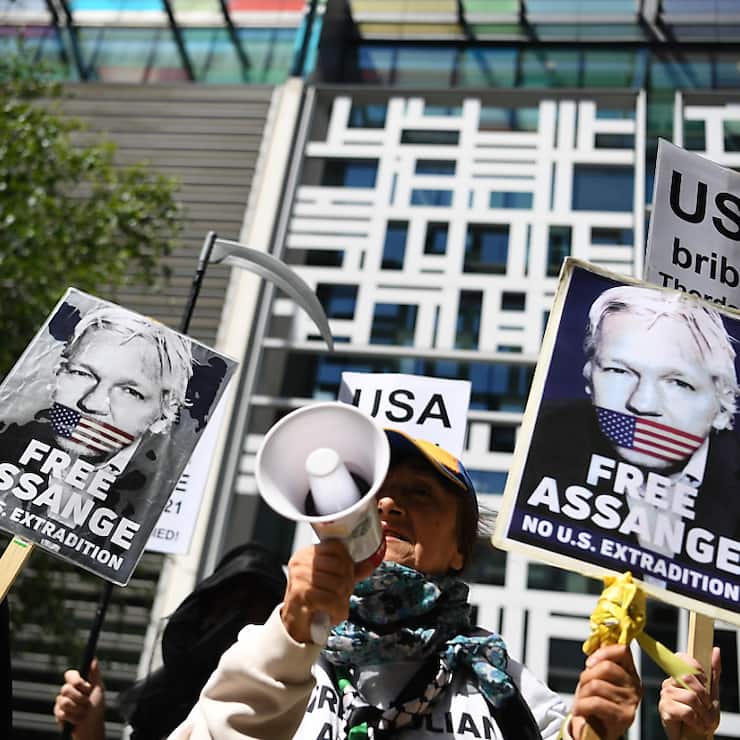 Quelques dizaines des soutiens de Julian Assange se sont rassemblés vendredi à Londres pour protester contre la décision d'extradition.