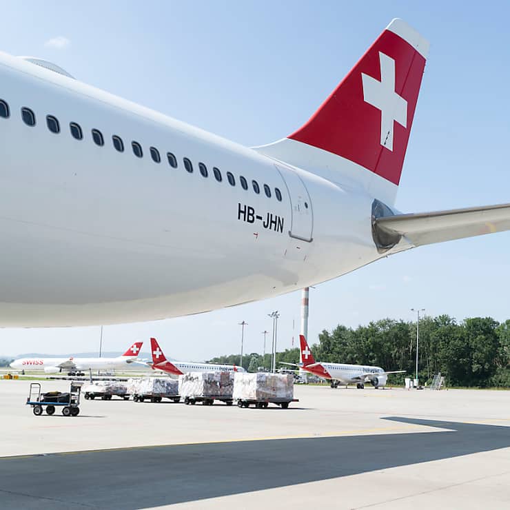 La compagnie aérienne Swiss espère voler à 80% de ses capacités de 2019 l'hiver prochain. L'entreprise entend proposer 93 destinations au départ de Zurich et Genève. (archives)