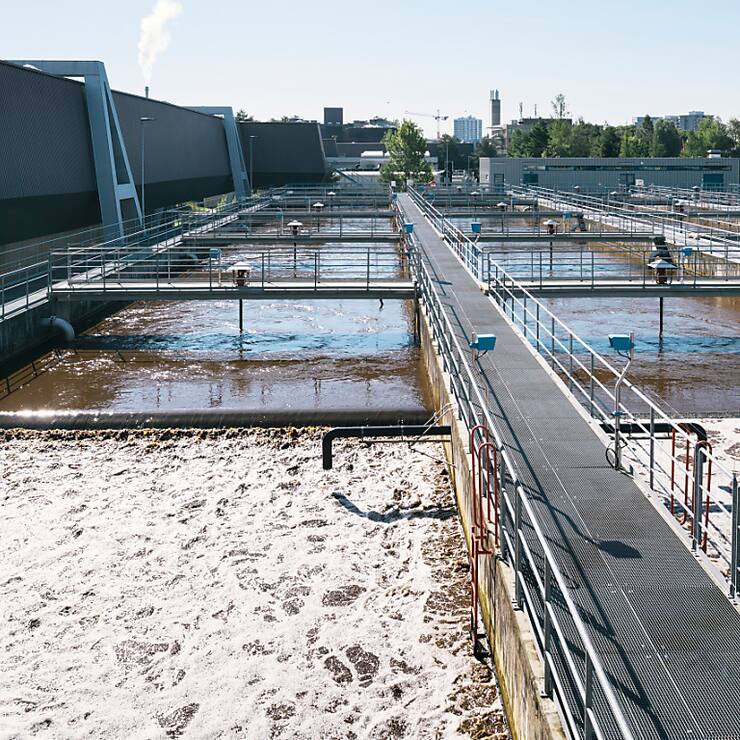 A la sortie des STEP, les eaux usées industrielles traitées contiennent nettement plus de substances et des concentrations de composés organiques synthétiques plus élevées que les eaux usées domestiques (archives).