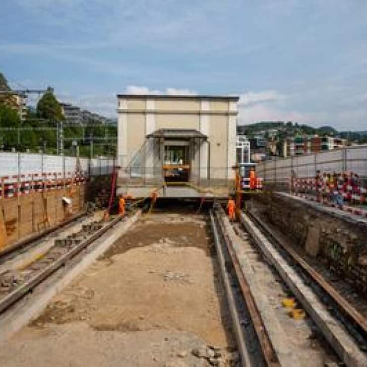 Déplacer de 40 mètres un bâtiment entier de 600 tonnes n'est pas une mince affaire. Les CFF ont réussi à le faire à la gare de Lugano - sur des rails.