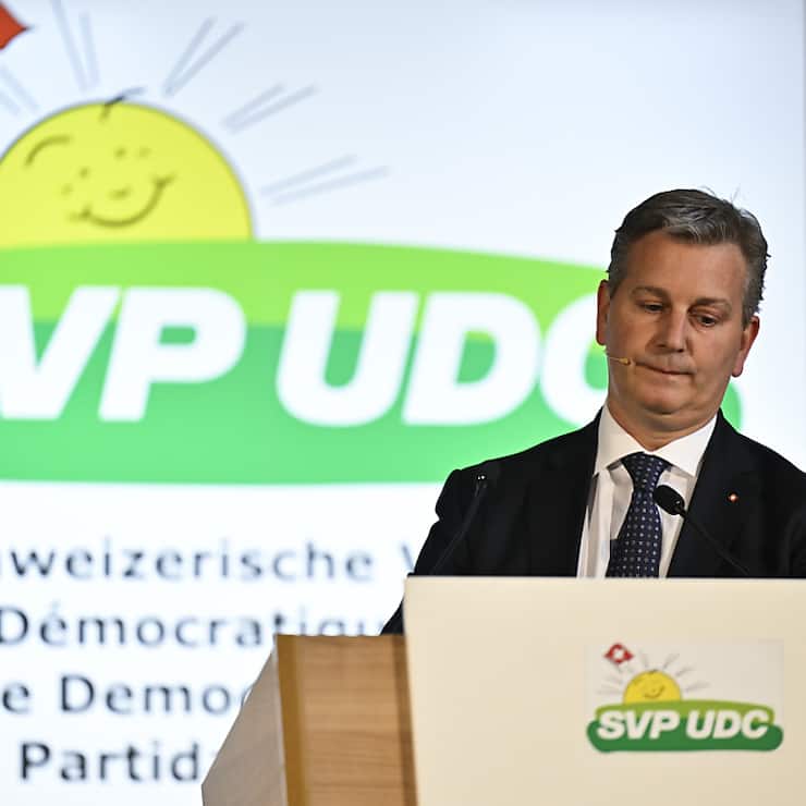 A Baar (ZG), le président de l'UDC Marco Chiesa a accusé la politique rose-verte d'être la cause de la crise énergétique et la gauche de se réjouir de la hausse des prix de l'énergie (archives).