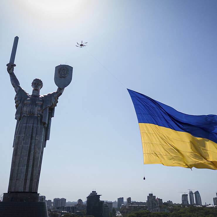 Le bombardement sur la gare de Tchapliné a été perpétré le jour de la fête nationale ukrainienne, qui marquait aussi le sixième mois de l'offensive russe contre l'Ukraine.