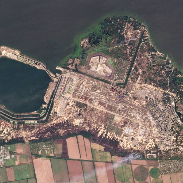 Ce composite d'images satellites prises par Planet Labs PBC montre la fumée s'élevant des feux de la centrale nucléaire de Zaporijjia dans le sud-est de l'Ukraine jeudi. De nouveaux bombardements ont été signalés dans la zone dans la nuit du vendredi.