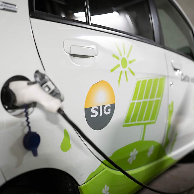 Les SIG justifient le relèvement tarifaire, jugé "modéré", à la vive hausse des prix de l'électricité ainsi que l'augmentation des tarifs du réseau de transport facturés par Swissgrid (archives).