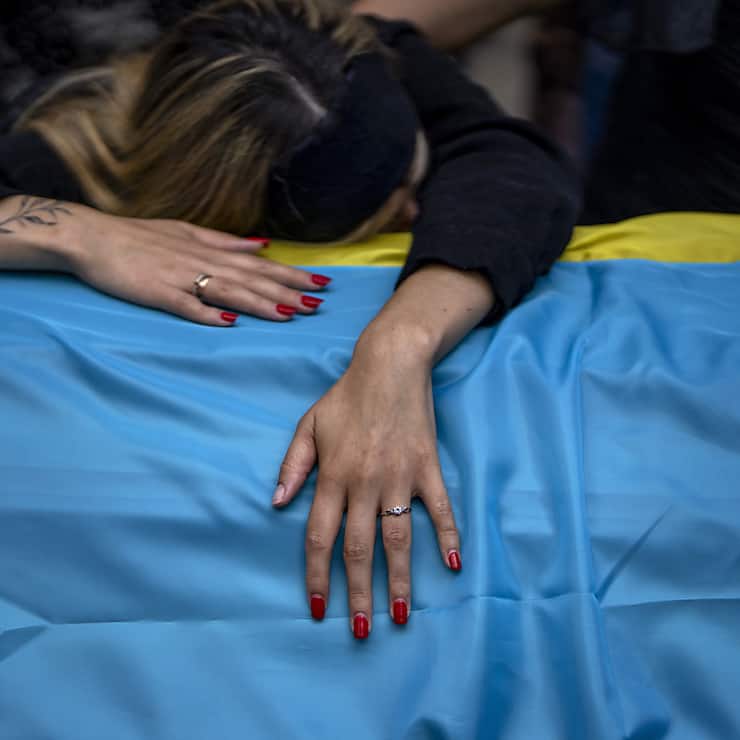 Des combats se déroulent actuellement pratiquement sur toute la ligne de front en Ukraine, selon la présidence. Une femme pleure mercredi son mari tué au combat.