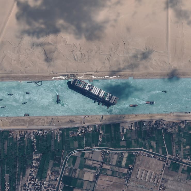 C'est la première fois qu'un navire bloque le canal stratégique depuis l'incident causé par l'Ever Given en 2021. Coincé en travers, il avait bloqué pendant plusieurs jours la voie de circulation entre l'Europe et l'Asie (archives).