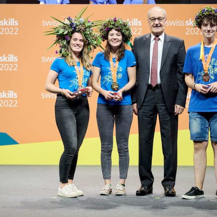 Le conseiller fédéral Guy Parmelin a félicité chaque lauréat des Swiss Skills. Ici, le ministre de l'économie pose avec les fleuristes.