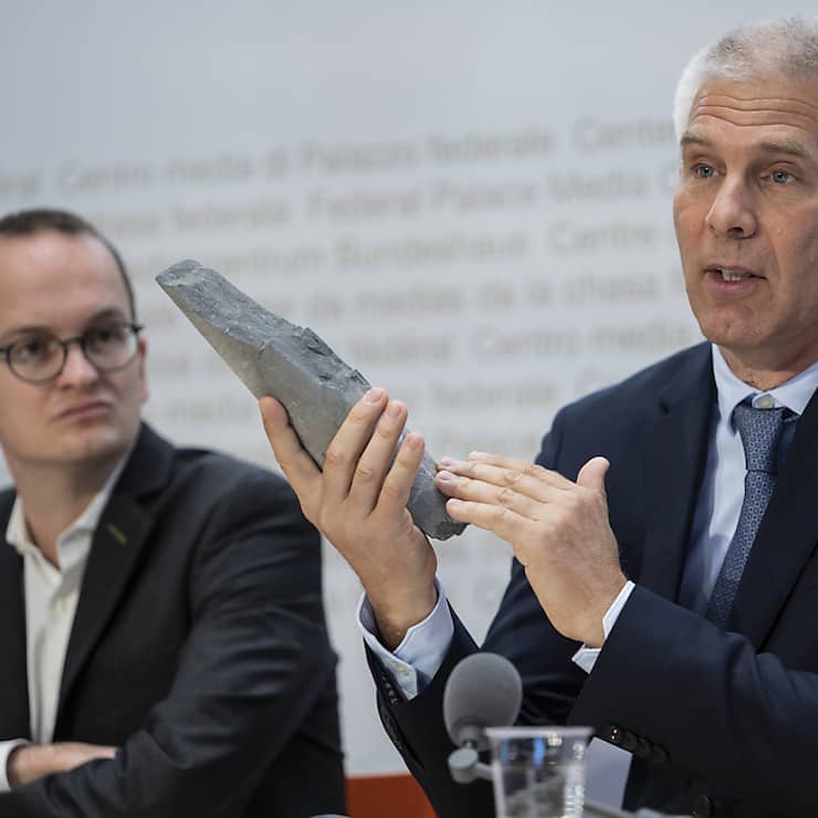 Le patron de la Nagra, Matthias Braun, montre un morceau d'argile à Opalinus lors de la conférence de presse à Berne.