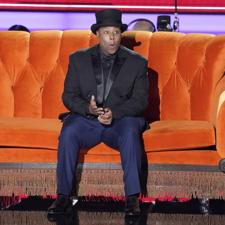 Le présentateur Kenan Thompson a lancé les festivités avec une série de danses sur plusieurs génériques de séries cultes. Ici, il se trouve dans un décor à la "Friends".