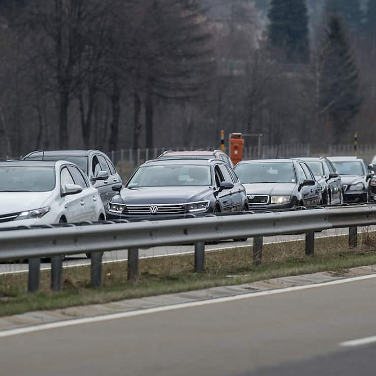 Selon Viasuisse, le nombre de voitures circulant en direction du sud est plus élevé que jamais. Depuis les vacances d'été, il n'y a pratiquement pas eu un seul jour sans embouteillage au Gothard.