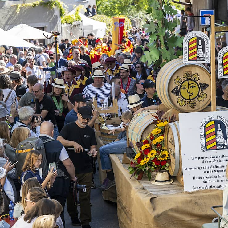 La foule était au rendez-vous pour la Fête des vendanges à Russin (GE) qui signait son grand retour après deux ans d'interruption à cause de la pandémie.