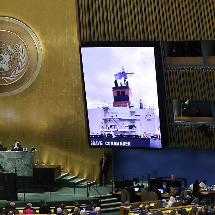 Une image du "Brave Commander", le premier navire à naviguer de l'Ukraine vers la corne de l'Afrique pour transporter des céréales, apparaît à l'écran alors que le Secrétaire général de de l'ONU, Antonio Guterres, ouvre le 77e débat général dans la salle de l'Assemblée générale au siège des l'ONU.