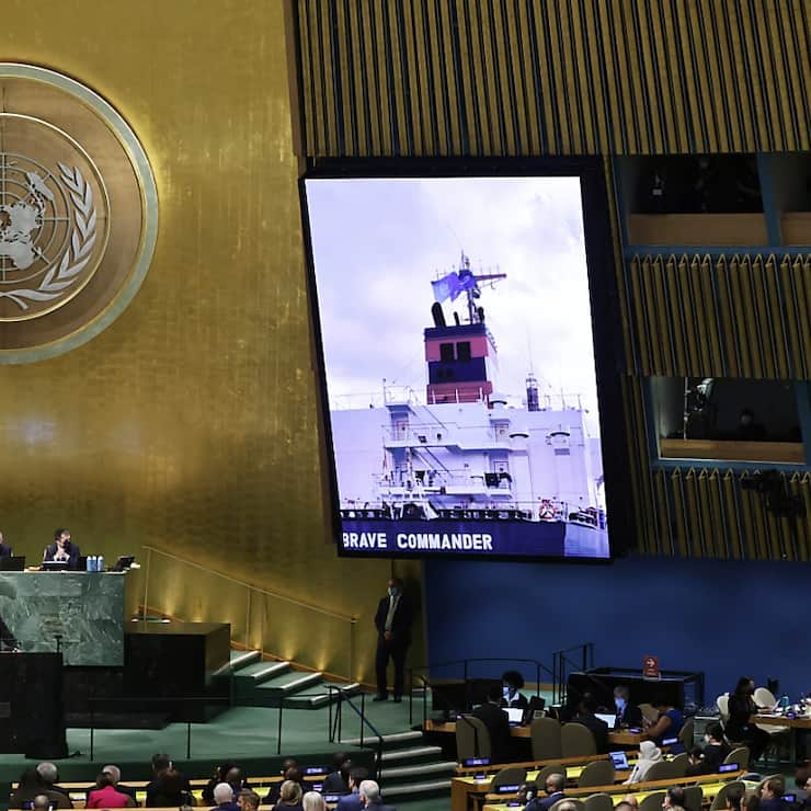 Une image du "Brave Commander", le premier navire à naviguer de l'Ukraine vers la corne de l'Afrique pour transporter des céréales, apparaît à l'écran alors que le Secrétaire général de de l'ONU, Antonio Guterres, ouvre le 77e débat général dans la salle de l'Assemblée générale au siège des l'ONU.