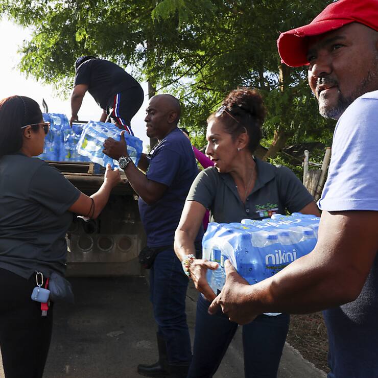 Organisation d'une distribution d'eau après le passage de Fiona à Porto-Rico.