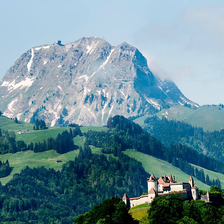 Le Moléson, avec le château de Gruyères en premier plan, accueille depuis une année la plus haute centrale solaire du territoire fribourgeois (archives).