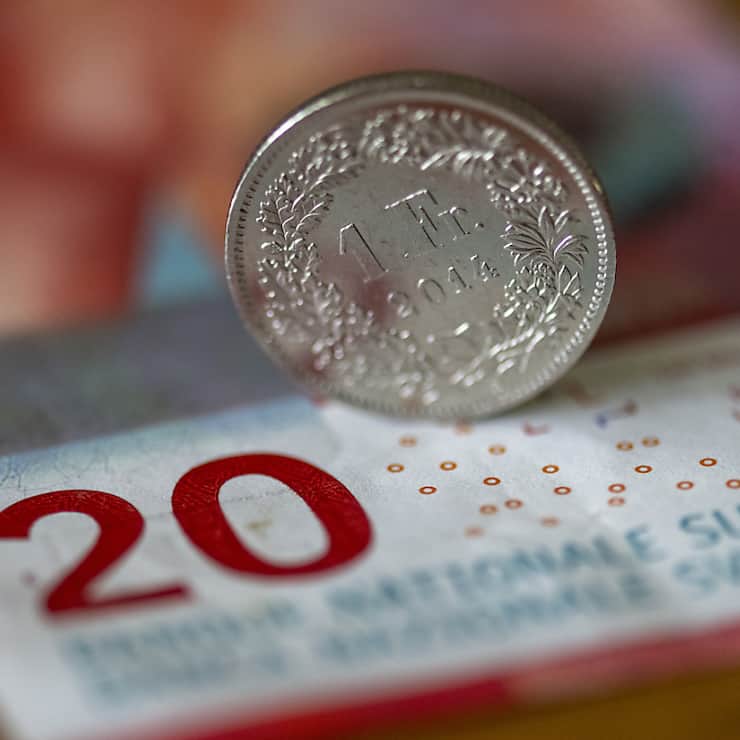 Le franc a encore battu un nouveau record face à l'euro jeudi matin, après l'annonce d'un nouveau resserrement monétaire par la Réserve fédérale américaine (Fed) la veille en soirée. (archives)