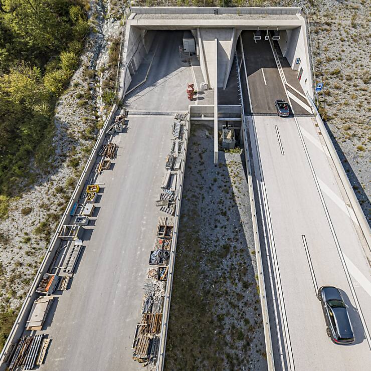 Les premiers véhicules ont pu emprunter le tube nord du tunnel de Viège de l'autoroute A9 vendredi en début d'après-midi. Le tube sud n'est pas encore terminé.