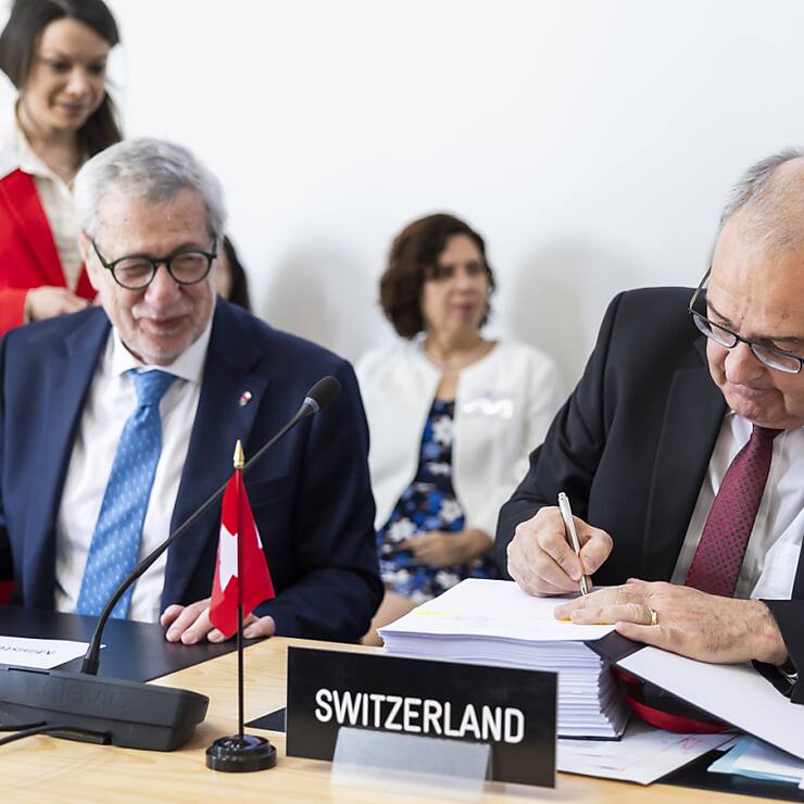 Le ministre chilien des Affaires étrangères Alberto van Klaveren et le conseiller fédéral Guy Parmelin ont notamment signé l'accord entre le pays latino-américain et l'Association européenne de libre-échange (AELE).