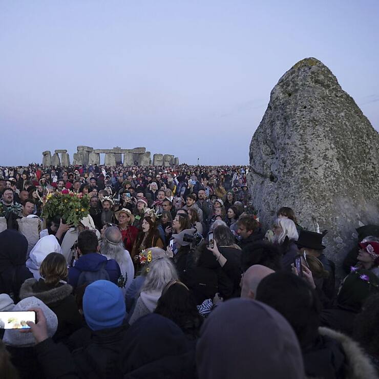 Le célèbre monument mégalithique préhistorique de Stonehenge est aligné sur l'axe du soleil lors des solstices d'été et d'hiver. Comme chaque année lors du solstice d'été, de nombreux curieux s'y sont rendus vendredi dernier pour assister au lever du soleil.