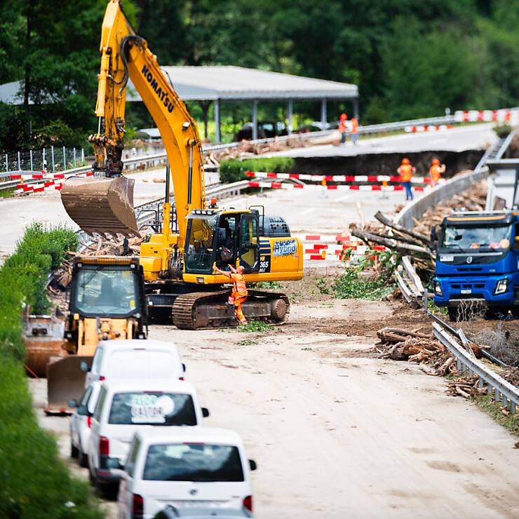 La rivière Moesa a emporté partiellement l'autoroute A13 vendredi soir près de Lostallo (GR), dans le val Mesolcina. Depuis, la route du San Bernardino est fermée. Les travaux de réparation ont débuté lundi.