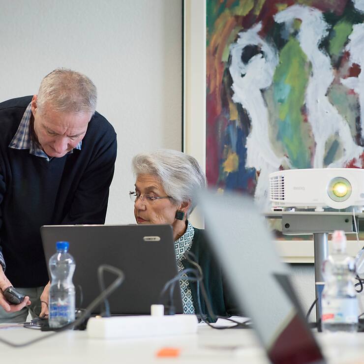 Les entreprises se montrent majoritairement réticentes à embaucher des seniors après 65 ans, soit l'âge officiel actuel du départ à la retraite (archives).