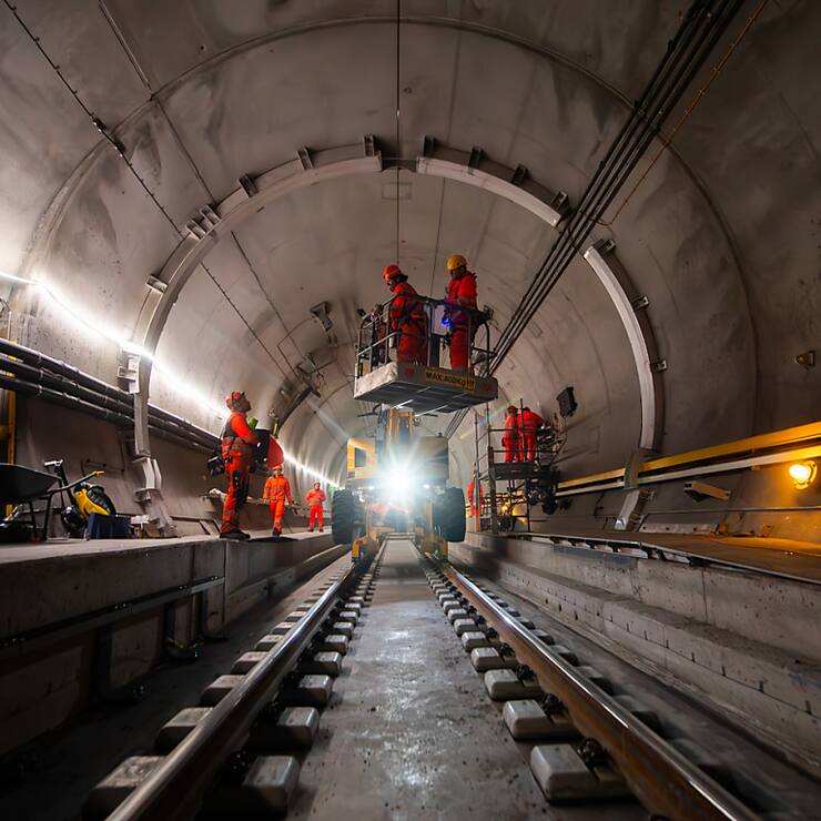 Les travaux (ici près de Faido/TI) avancent bon train: réouverture complète du tunnel ferroviaire de base prévue le 2 septembre.