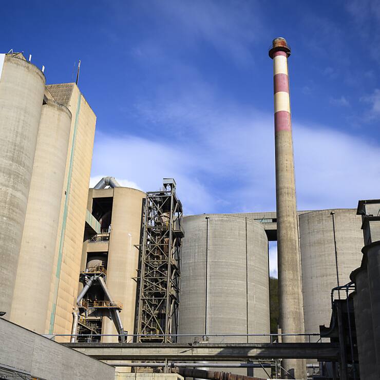 Holcim souhaite réduire l'utilisation des énergies fossiles dans ses trois cimenteries en Suisse. Ici la cimenterie d'Eclépens. (archive)