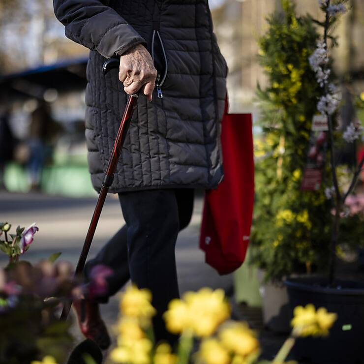 Le fait que les personnes âgées souhaitent vivre chez elles le plus longtemps possible est un défi en matière de logement (illustration).