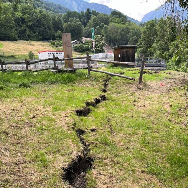 La faille constatée dans le terrain longeant la jonction des Mesocco-Sud s'allonge sur 120 mètres.