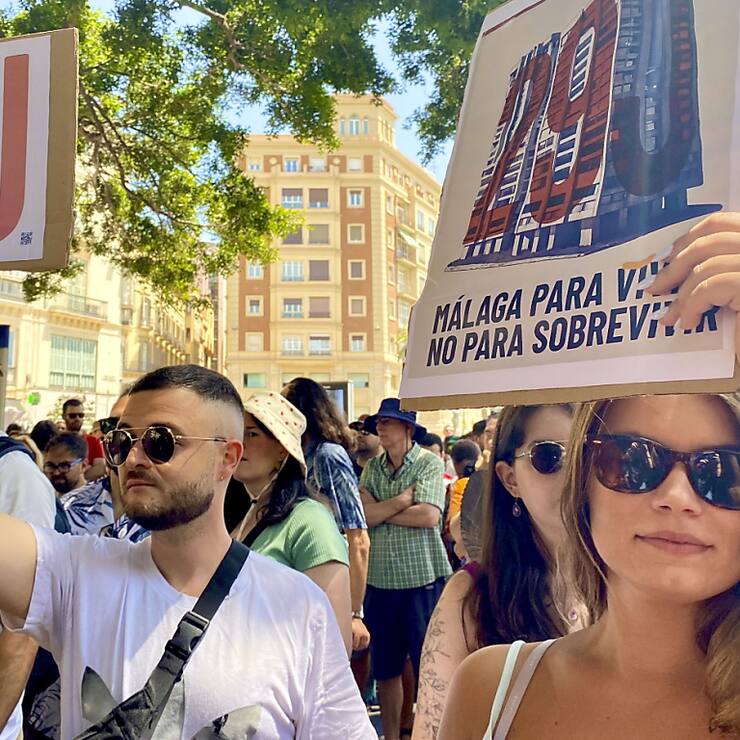 "Malaga pour vivre, pas pour survivre", peut-on lire sur cette pancarte tenue par une manifestante ce samedi dans les rues de la ville andalouse. Des îles Baléares aux Canaries en passant par Barcelone, les mouvements hostiles au surtourisme se multiplient en Espagne.