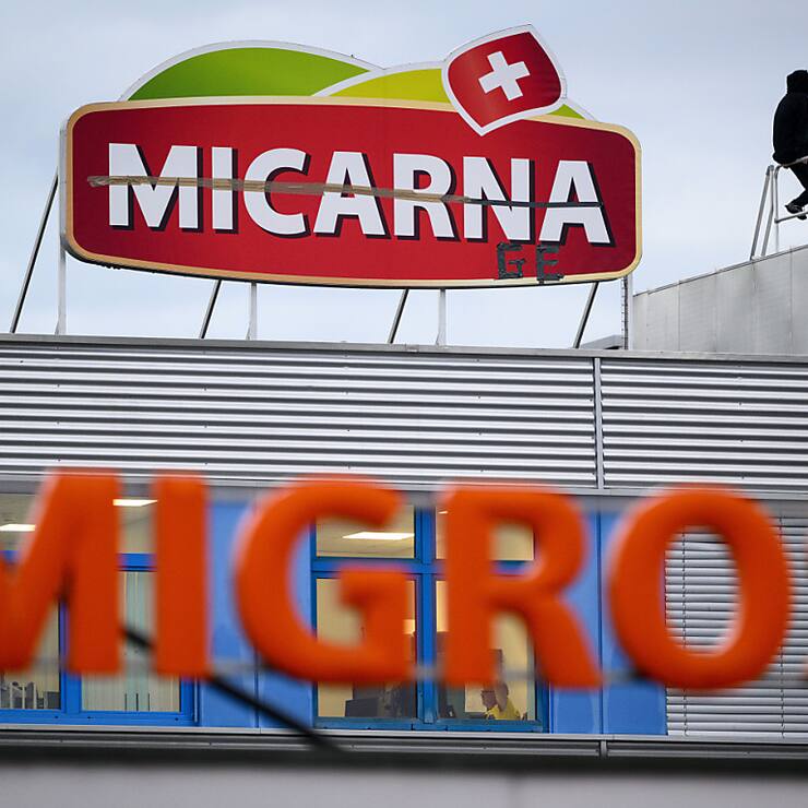 Des activistes sont montés sur le toit de l'abattoir Micarna à Courtepin.