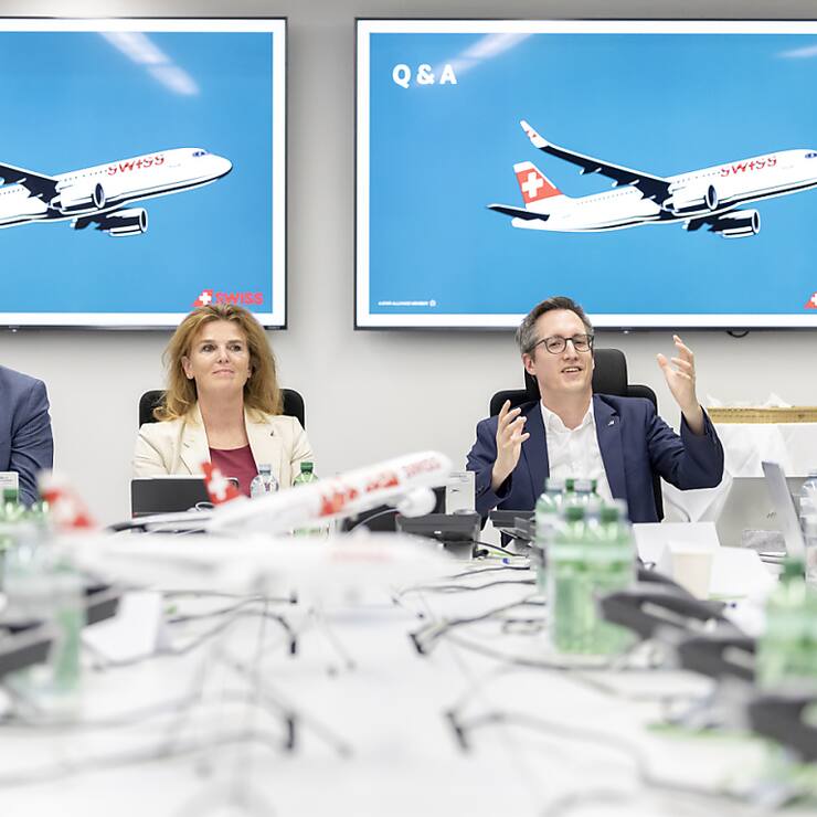 Les problèmes les plus fréquents sont les difficultés techniques et les aléas météorologiques, a expliqué Oliver Buchhofer, directeur des opérations (COO) de Swiss (à droite sur la photo) lors d'une conférence de presse lundi à l'aéroport de Zurich. (archive)