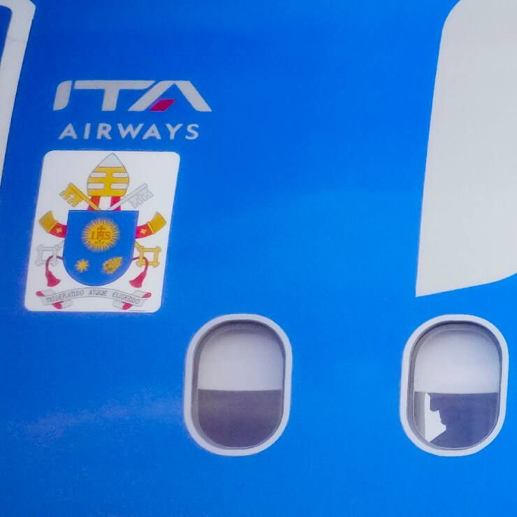 La compagnie nationale italienne est également le transporteur aérien officiel du pape, ici lors d'un visite au Portugal en 2023. (archive)