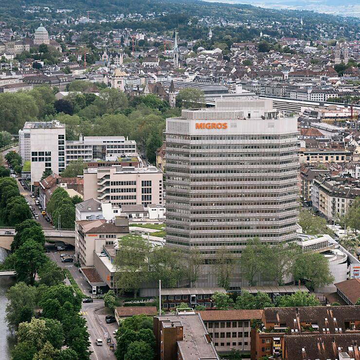 Greenpeace a voulu rappeler à Coop et Migros "qu'ils n'atteindront pas leurs objectifs climatiques s'ils continuent de vendre toujours autant de viande". (archives)